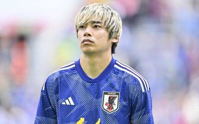 「写真集出すんですか？」秋コーデの伊東純也×ランス大聖堂の“映えショット”が「クラッシックで絵になる」と話題！「メガネも似合う」「ずっと見ていたい」の声