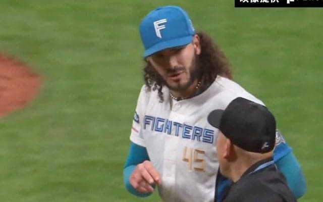 判定の確認？そして感謝？ 審判の元へ向かい“何か”を言った… 日本ハムの助っ人投手・ポンセが見せた「謎の行動」 ネット上で憶測を呼んだ瞬間