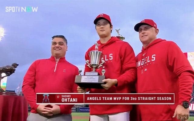 大谷翔平、3年連続でチームMVPを受賞 表彰式で“笑顔”、左手でトロフィー受け取り記念撮影
