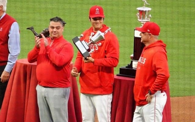 【MLB】大谷翔平、球団MVPを3年連続受賞　左手でトロフィー掲げ笑顔…登場に場内大歓声