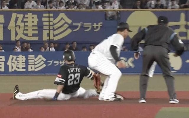 “世界最速レベルの男”はテクニックもスゴい！ 牽制されたのに盗塁成功したソフトバンク・周東の神走塁→天才的スライディングが炸裂した瞬間