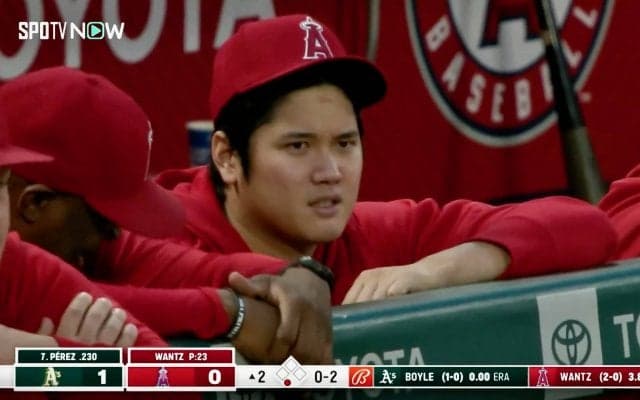 「オオタニサンきたあああ」 大谷翔平が「チラ谷」ベンチに降臨！ 球場観客も一斉に注目