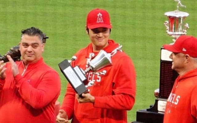【MLB】笑顔の大谷翔平、左腕で喜び「かばっている」　右腕には大きなギプス…実況注目