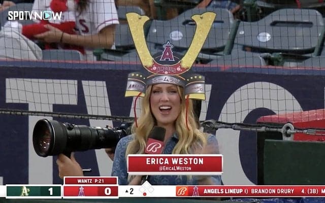 エンゼルスの美人レポーターが“兜を被って”生中継！ 「兜に大谷選手のサイン」「エリカブト」 球場の観客もあちこちで“兜”
