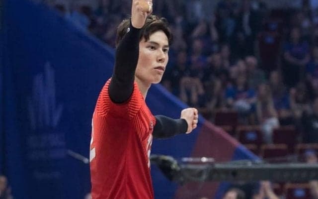 若き大砲・髙橋藍の魅せた“背面ショット”に世界が驚嘆！ 海外解説者は「まさに魔法だ！ 華麗な天才技」と熱狂【男子バレー】