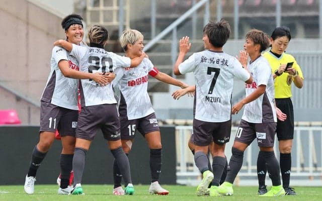 大混戦のグループB、川澄のクロスから道上ヘッド一発の新潟Lが得失点差で決勝行きを決める！ 東京NB、I神戸は共に黒星で敗退…決勝は14日【WEリーグカップ】