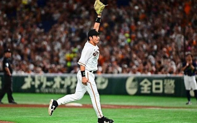 “引退試合”の巨人・松田に東京ドーム大歓声　「6番・三塁」で出場…6回の守備で交代