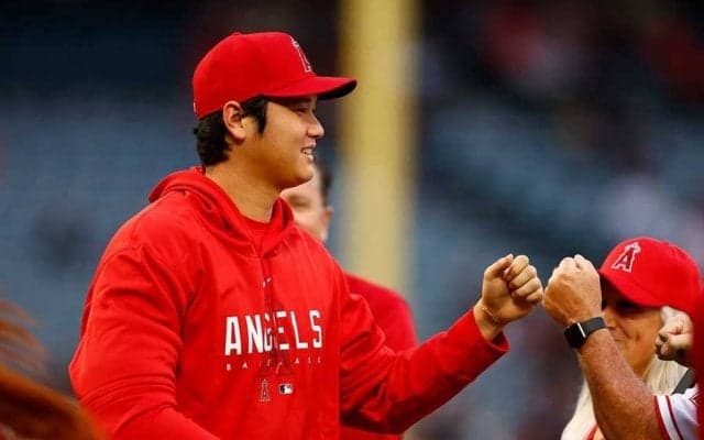 【MLB】大谷翔平、今季最終戦で2戦連続ベンチ入り　右肘ギプス固定も同僚と談笑、ファン喝采