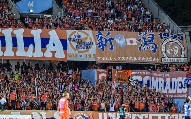 「ゴール裏で見てるのやばいな笑」アイドルグループの元人気メンバーがJ1新潟の試合観戦姿を公開！ サポーターともハイタッチを行い「今日からアルビの勝利の女神」と反響