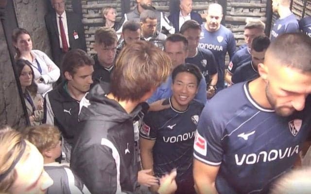 「この試合熱すぎるな」「仲良し！」 ドイツで実現！日本代表の“矛盾対決” 浅野拓磨と板倉滉の試合前の熱い抱擁が話題に