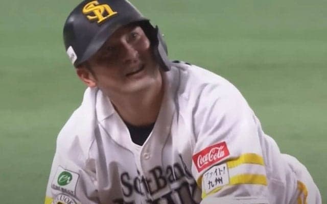逃げるボールボーイ…連鎖する珍事が「お笑い番組」　スクイズから起きた“ミラクル”