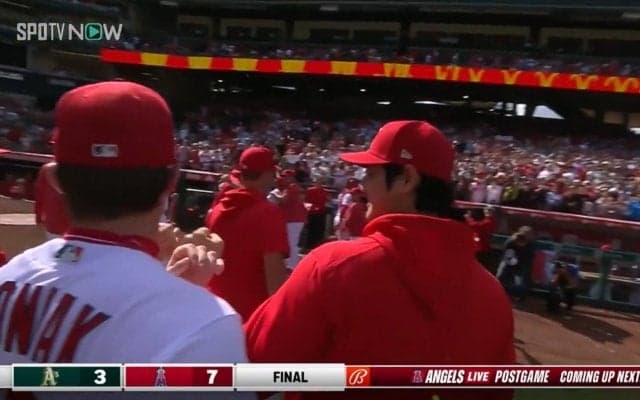 「大谷翔平、ありがとう！」「お疲れ様！」シーズン最終戦を終え、チームメイトと今季の戦いをねぎらう一コマ