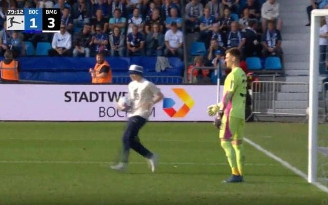 スタジアム騒然！何者かが爆速スピードで乱入してきた！？ 忍者のような動きを見せた“判断が早すぎるボールボーイ”が話題に