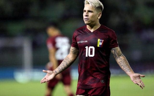 リードした状況でボールに乗っかるプレーが相手チームの怒りを買う ブラジル1部で3人が退場する乱闘騒ぎに