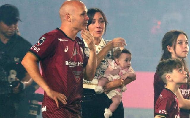 「超アツアツ」「彼女になりたい」UAEで出場機会を得たイニエスタ、充実伝わる妻とのお姫様抱っこも話題「世界で最も美しいカップル」