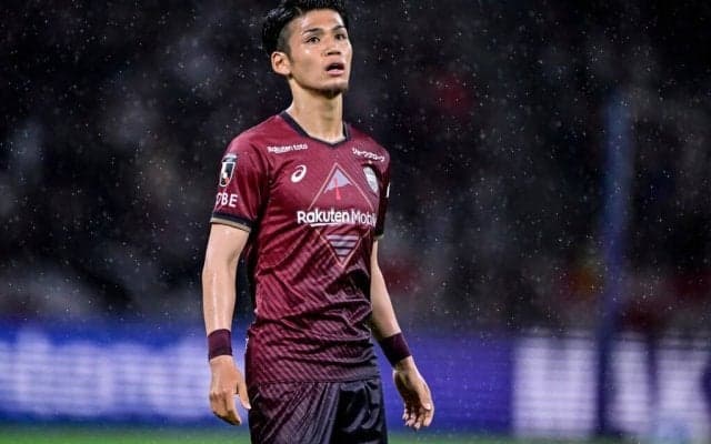 「シンプルな服装めちゃくちゃどタイプ」神戸のイケメンMFの「プライベートオフショット」が服装も含めて大絶賛！ 白いTシャツを着た緑の中のリラックス姿