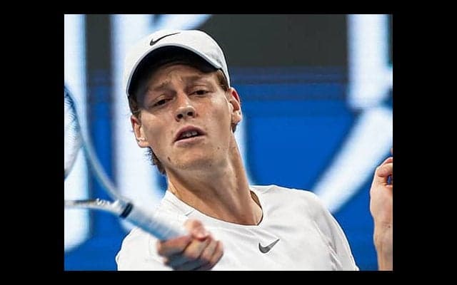  嘔吐もシナー4強 アルカラス戦へ 