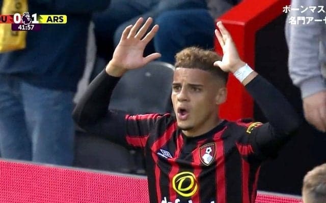 クソっ、ハメられた！「誘ってんじゃん」イングランド代表FWの“PK獲得術”にライバルDFもオゥ…頭を抱えやっちまった顔になった瞬間