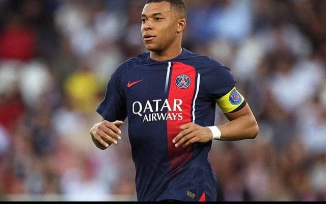 ムバッペも唖然…！MMA大会での衝撃の9秒失神KOにPSGの選手たちが大興奮