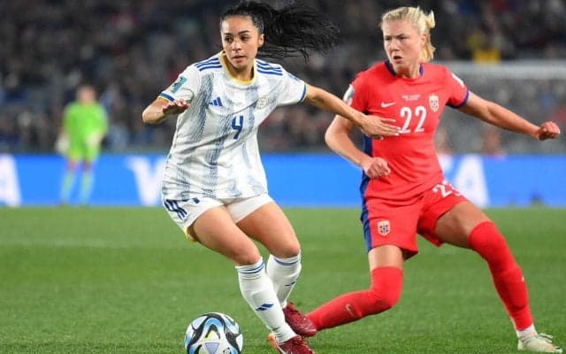 これぞスポーツマンシップ！日本女子代表に大敗も、フィリピンの元EL埼玉2人が日本守護神と笑顔の記念撮影