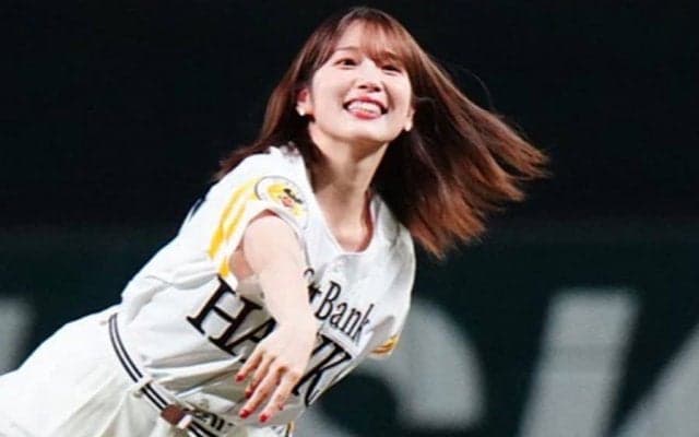 選手もデレる可愛さ「めっちゃニヤニヤ」　“女神”のガックリ投球「羨ましすぎる」