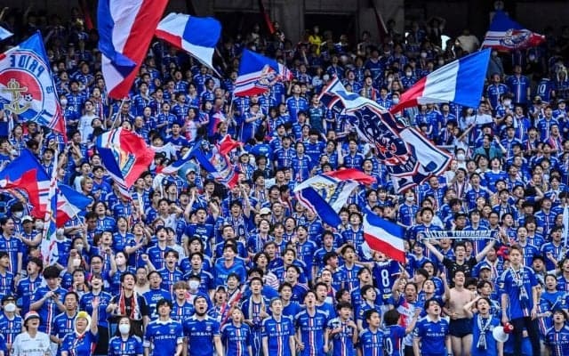 「めちゃめちゃキレイな青」横浜FMのホペイロが「マリノスブルー」の新スパイクを公開！ アディダス公式も「確かにしっくりきますね」と、命名された”新色”に反応