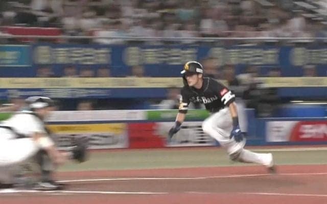 “世界最速レベルの足”ソフトバンク・周東がランナーに出たらあきらめるしかない！ もはや暴力…相手内野陣の隙を突いて本塁に爆速突入→大成功させる衝撃の瞬間