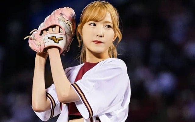 おなかぱっくり大胆衣装「なんと美しい」　ひらり“チラ見え投球”が「ドストライク」