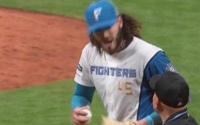 際どいボール判定？→審判に歩み寄って…「ありがとうございます！」 日本ハム助っ人・ポンセの“珍プレー”はアリかナシか？ 元NPB審判が徹底解説