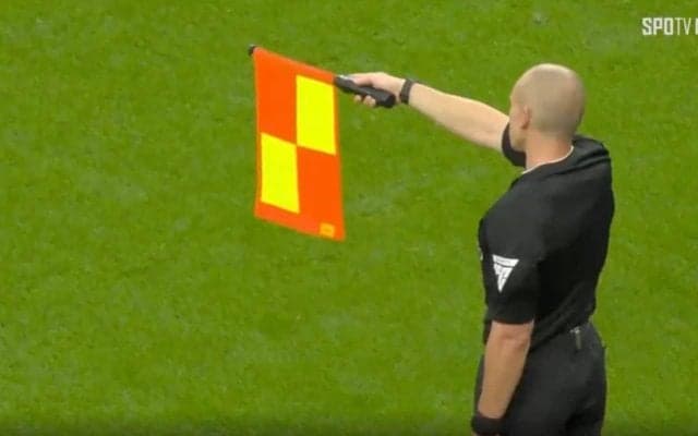 あの時、何が起きたのか？ “前代未聞の大誤審” 緊迫の裏側　試合中の審判間の音声を公開 「判定はオフサイドだ！これでいいのか？」「何もできない」