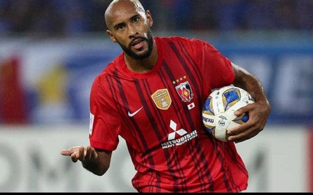 「弁護士っぽい」「凄腕刑事」浦和FWカンテの貫禄のコート姿が話題！ホイブラーテン＆伊藤敦樹にも反響「イケメン俳優にしか見えない」「笑顔が素敵」