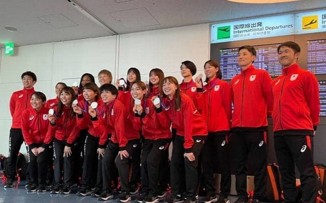 アジア大会銀メダルのバスケ女子日本代表が帰国「2月が一番重要」収穫手に前進