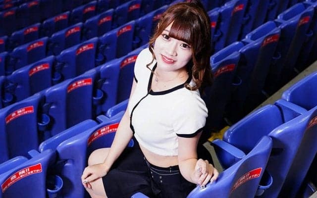 へそ出しルックで“溢れるガチ感”　チアとは思えぬ豪快スイング「センスの塊」