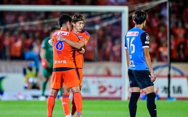 「カオス空間すぎるwwww」J1新潟の劇的勝利後の舞台裏映像にファン興奮！「パリピな勝利の宴」「ワチャワチャ部室感」などの声が広がる