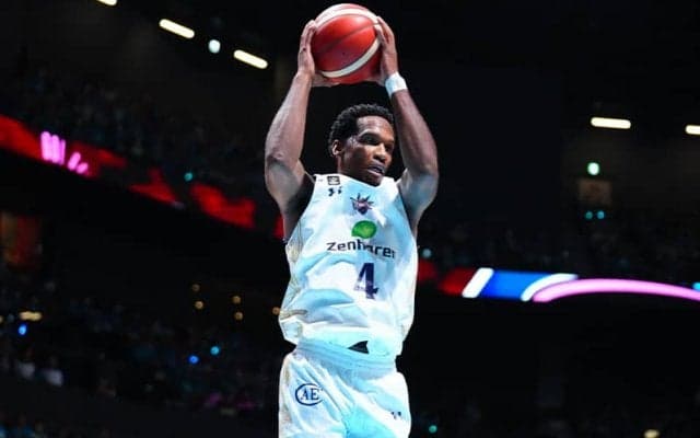 味方も驚愕の豪快ダンク炸裂…琉球の新戦力が開幕2連戦で28得点23リバウンド