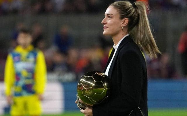 バルサ女子で400試合出場のスペイン女子代表MFプテジャスへ額入り特別ユニが贈呈、歴代最多得点へもあと「1」と迫る