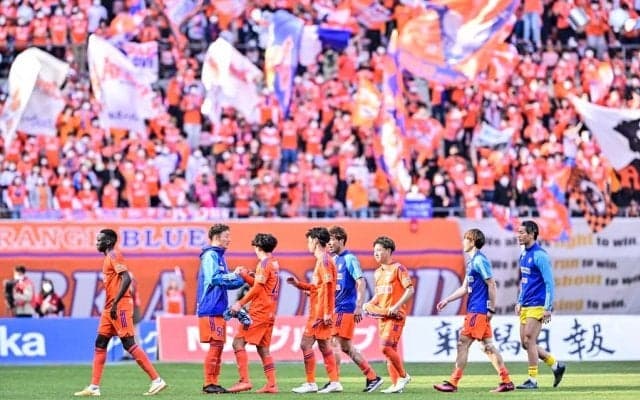 「青多めでカッコいいな」J1新潟が来季のユニフォームデザインを発表して「購入決定」と評判！「ホームは久し振りに良い」「セカンドの方がコーデしやすそう」と意見分かれる