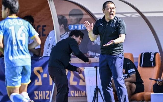 「監督が最強に可愛い」J2清水・秋葉監督が見せた、磐田戦後の意外過ぎる「子どもデレデレ姿」が話題に！ 選手の子どもをあやそうと必死な表情に好感集まる