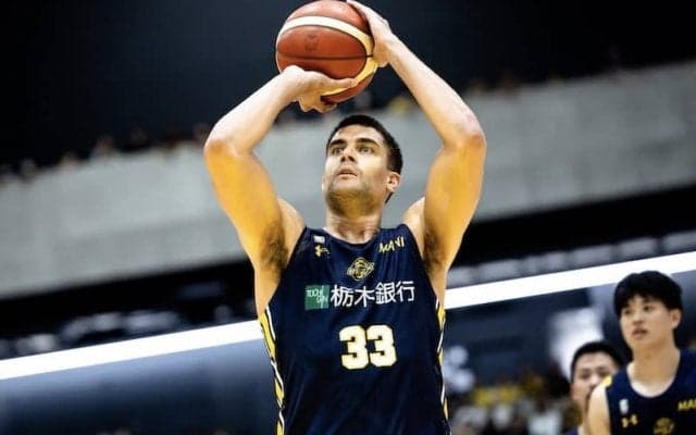 宇都宮のギャビン・エドワーズが群馬との開幕戦でB1通算2500リバウンドを達成