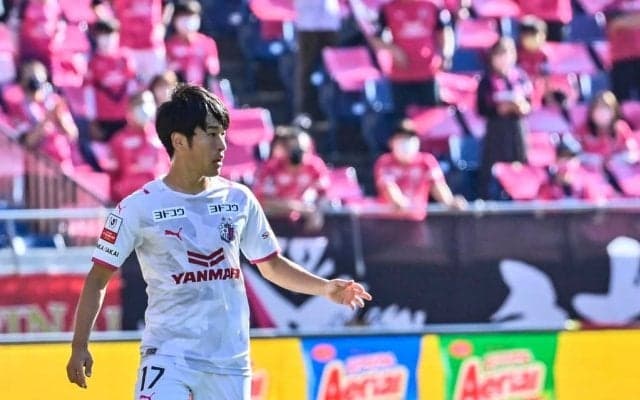 「英語頑張ってるやん！」英2部でプレーの坂元達裕が英語でメッセージ！「僕らの小さな魔法使い」「ほとんどのイギリス人より上手に英語を話すね」などピッチ内外の姿に高評価