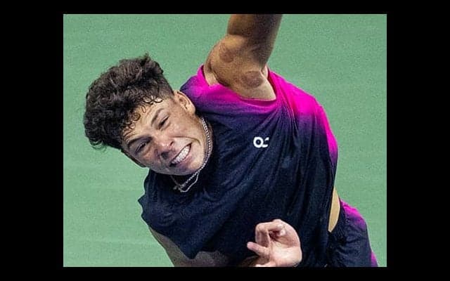 時速230km超の高速サーブ炸裂