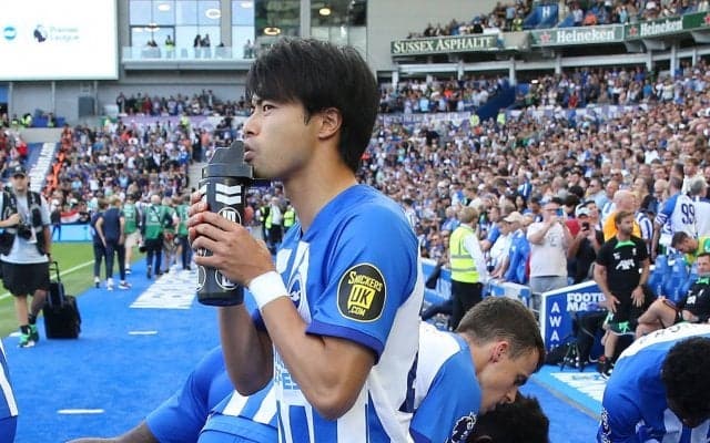 「上手すぎやろ」三笘薫の”後ろ向きトラップ”がエグい！ロングボールを鮮やかに収めた瞬間に「神」など賞賛の声