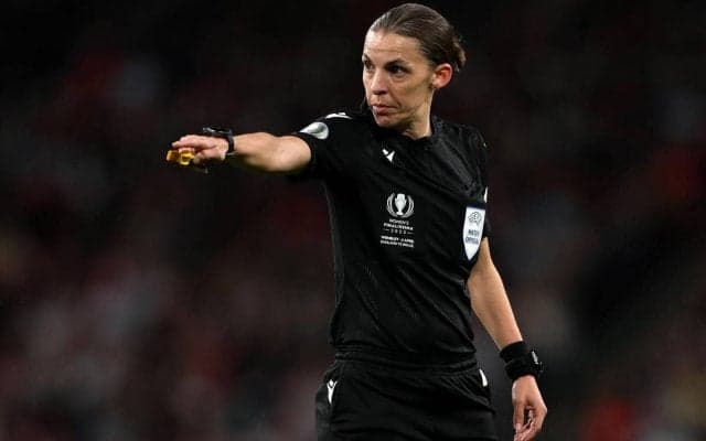 女性審判員のパイオニア、フラパール主審がイングランドvsオーストラリアを担当…女性としてウェンブリーで初の主審に