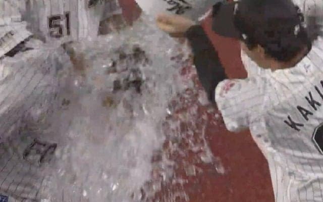 巨人から移籍した男たちが大活躍 “ダイナマイト慎吾”とポランコが熱い抱擁　ロッテのチームメイト大歓喜→大量の水をかけすぎてズブ濡れになった瞬間