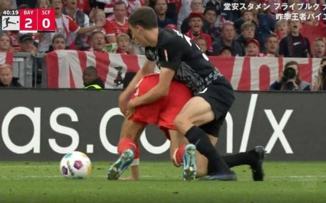 格闘技レベルの肉弾戦勃発！闘志むき出しの激しすぎるボールの奪い合い “バイエルンの潰し屋”ゴレツカがファウル上等で止める→グチャグチャになった瞬間