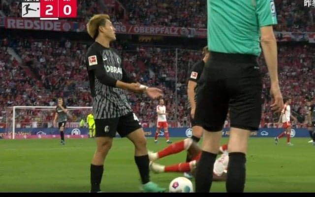 あれぐらいでファウルかよ！？ 一瞬のミスも見逃さない！堂安律が“世界最速レベルの男”に激しくタックルを決める瞬間