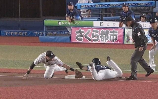 「不運でしかない」「逆に持ってる」 忍者走塁、ベースに打球直撃してトンネル… ロッテ助っ人・ブロッソーは“魔物”に襲われて珍プレーに遭遇しがち