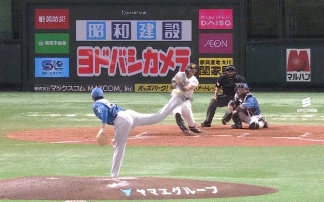 一体、ヘルメットはどこに消えた！？ “良い場面でしかホームランを打たない男”ソフトバンク・中村晃の“技アリ劇的サヨナラ弾”を打った後にもみくちゃにされる瞬間