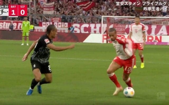 メッシ級の超絶テクニック！ 3人ががりで囲んでも突破→DF陣を崩壊させて一瞬でゴール バイエルンの10番・ザネの“鬼緩急ドリブル”がエグすぎる瞬間