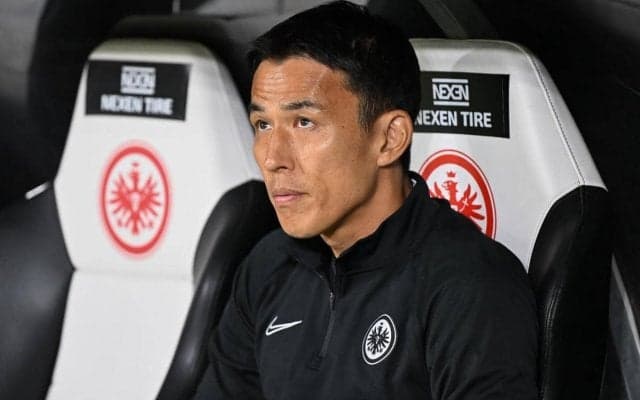 「ジワジワくる」「冨安に見える」長谷部誠をアメリカの卒アル風に再現！フランクフルト公式の投稿が話題「こっち系もカッコいいんだ…」